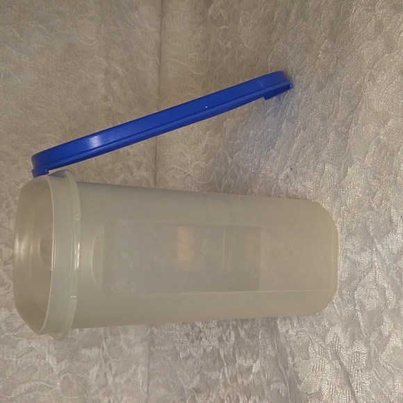 Tupperware: Container with Lid - Picture 6 of 8